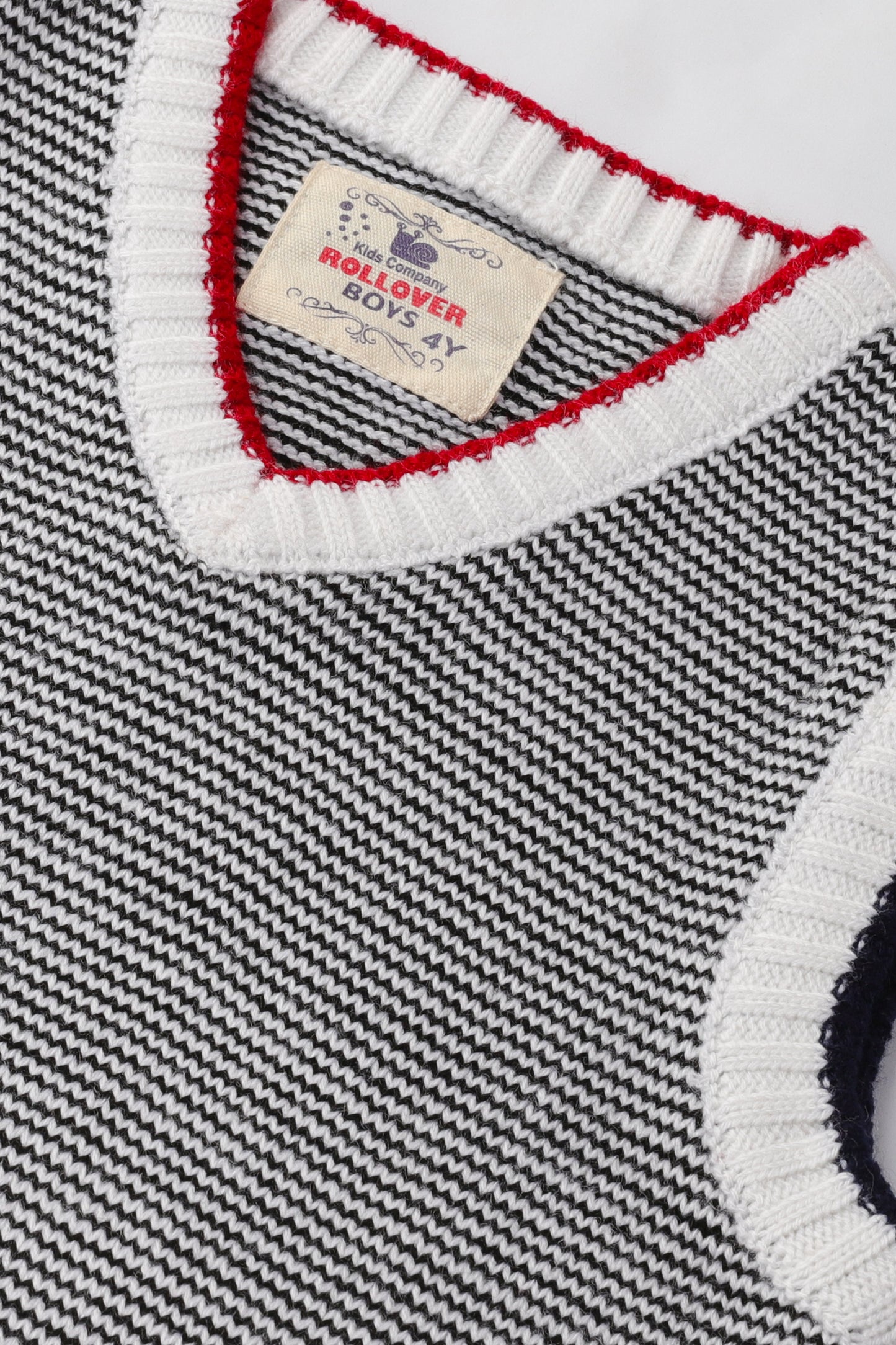 كنزة صيفية للأولاد باللونين الأبيض والكحلي بدون أكمام