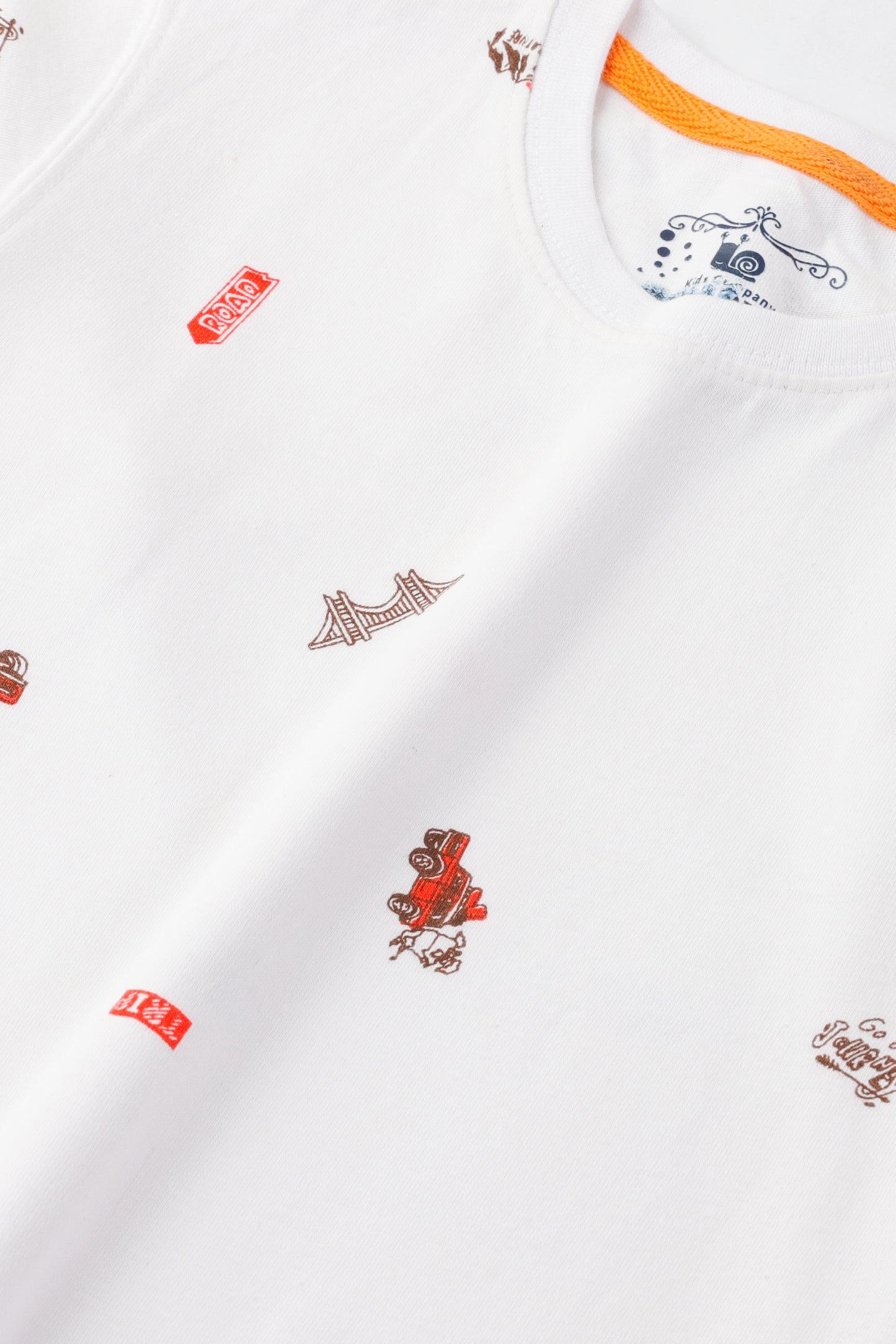 تي شيرت أبيض بطبعة مركبة