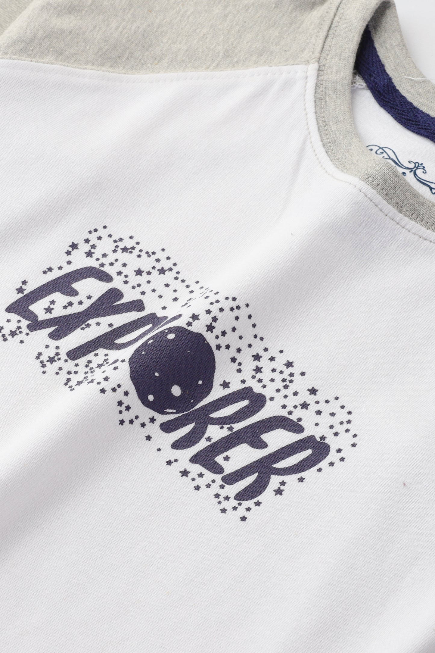 تي شيرت أبيض "إكسبلورر" بكم راجلان