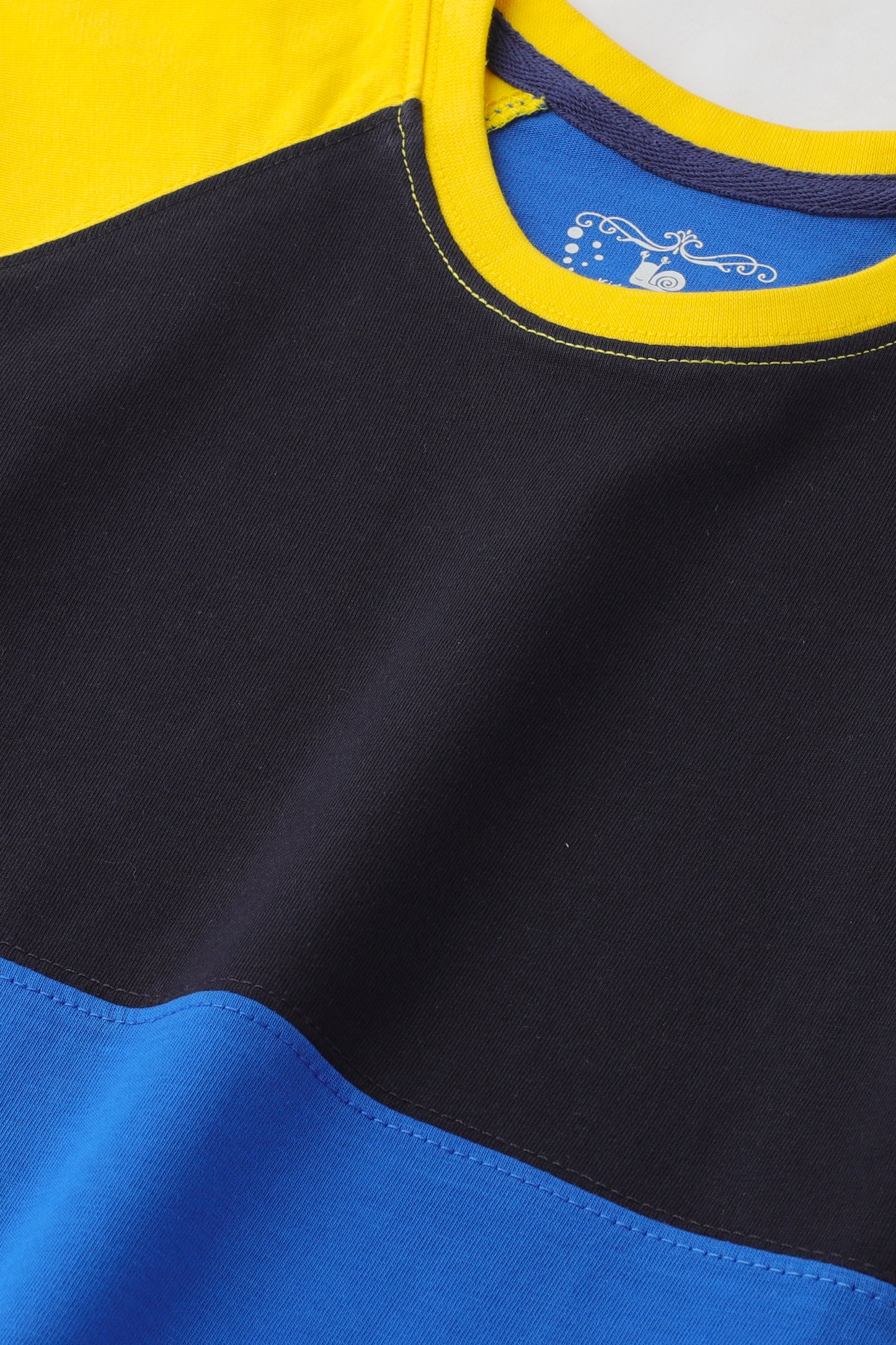 تيشيرت رياضي بأكمام رغلان مخططة باللون الأصفر