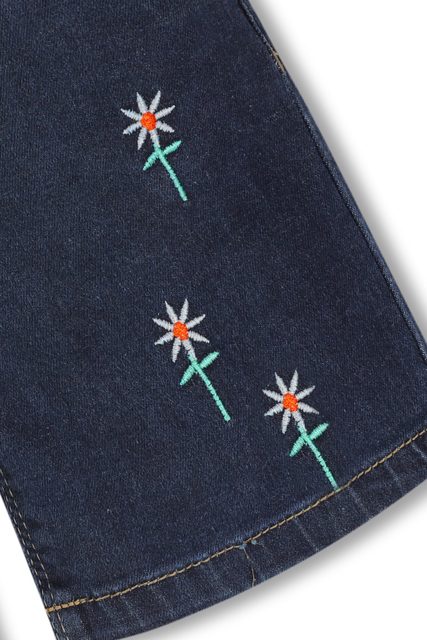 شورت دنيم مطرز باللون النيلي