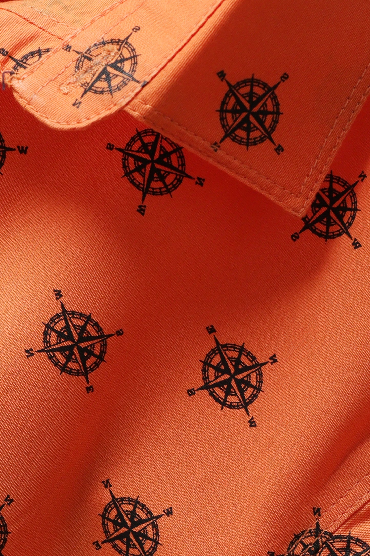 قميص برتقالي ببوصلة