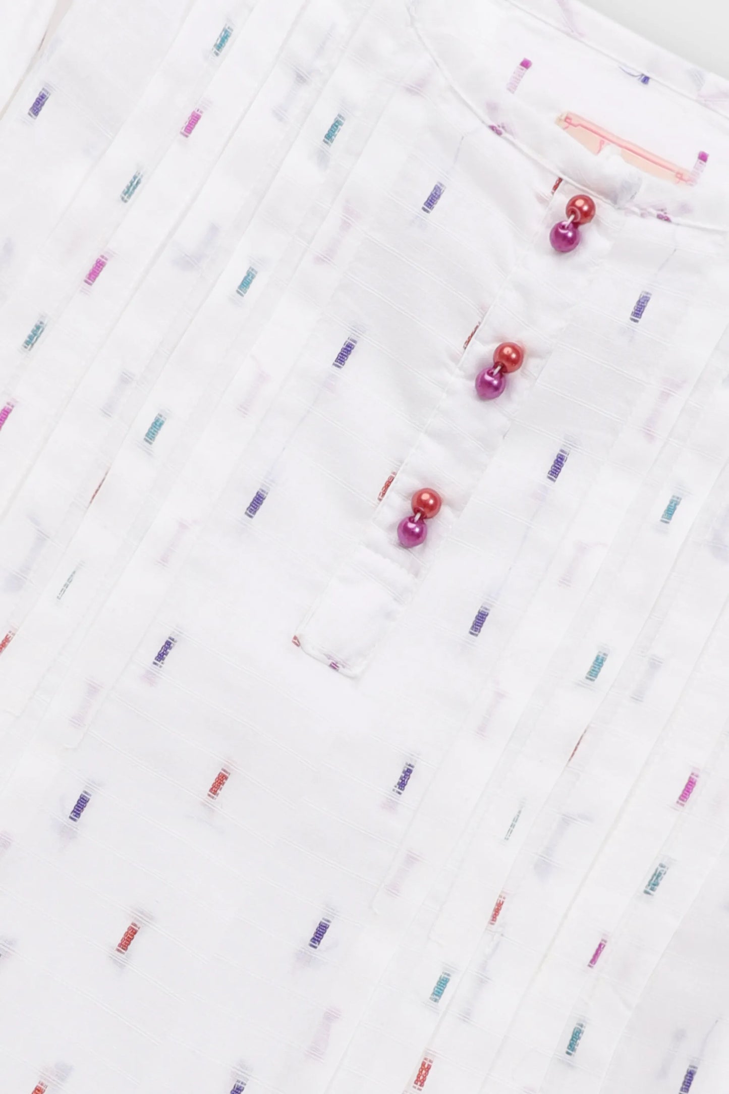 توب أبيض من القطن بقصة واسعة