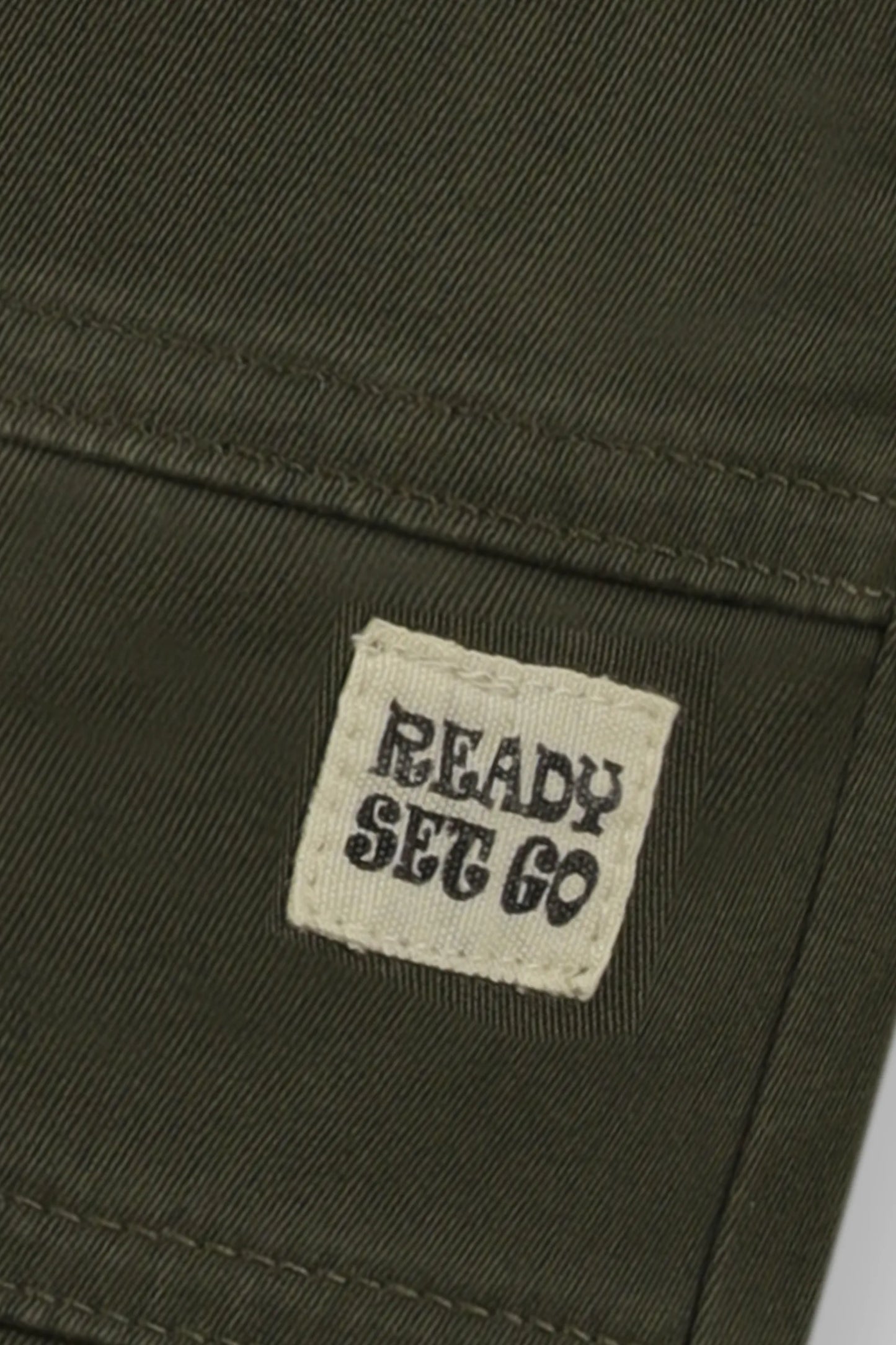 شورت جيب باترول للأولاد باللون الزيتي