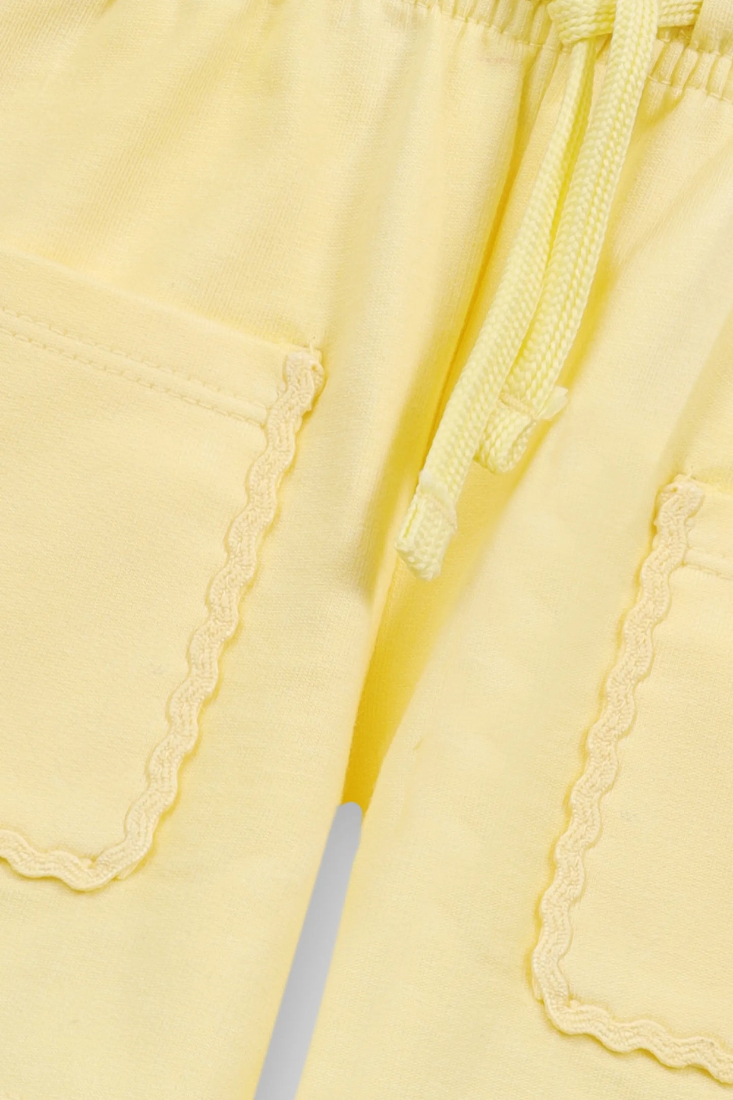 شورت تيري بحواف دانتيل ناعمة الملمس