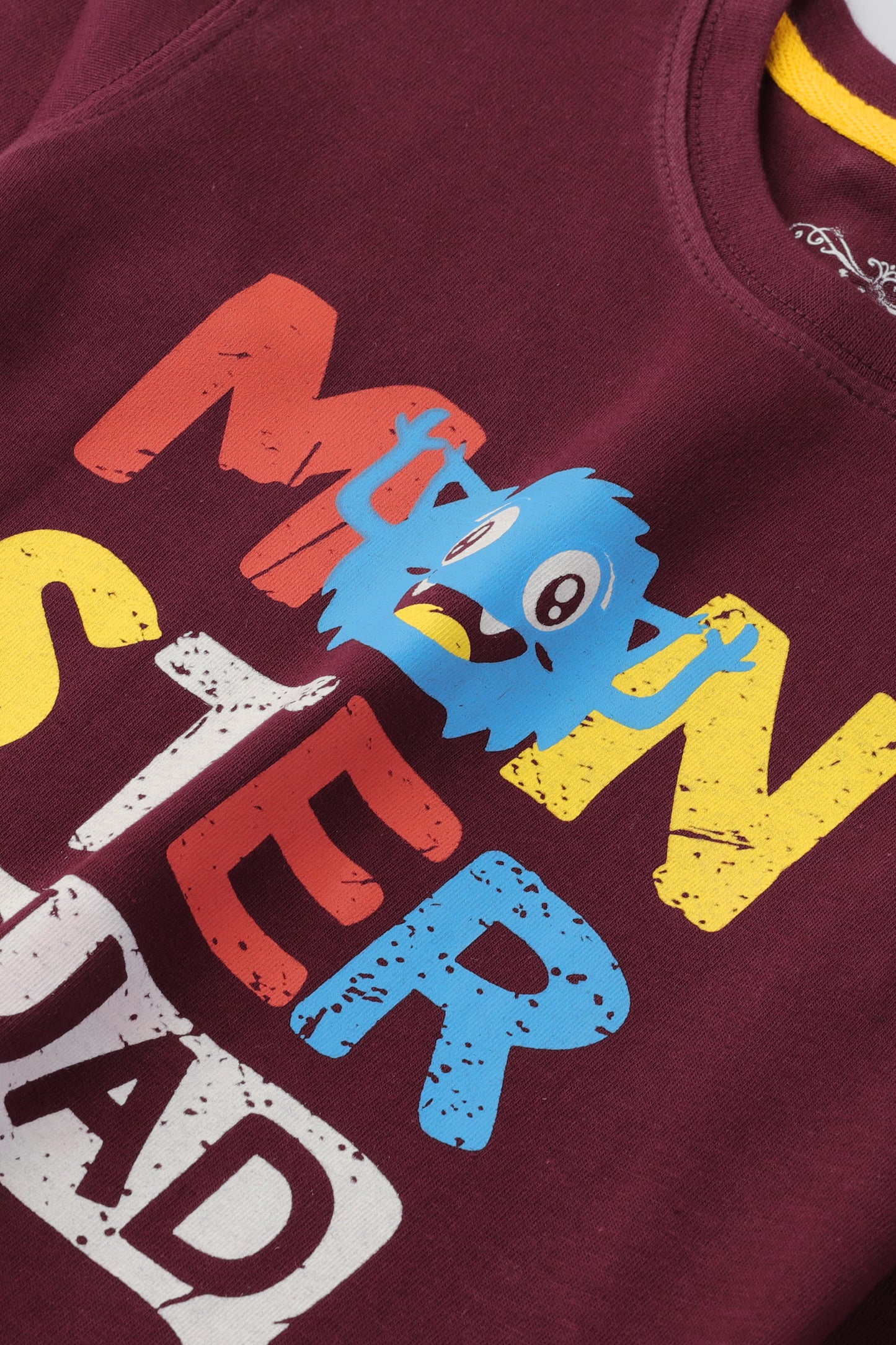 تيشيرت بطبعة وحش مرحة