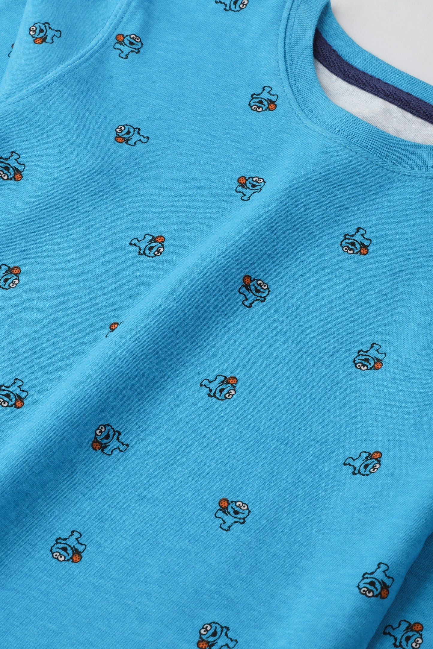 تيشيرت بطبعة الوحش الصغير