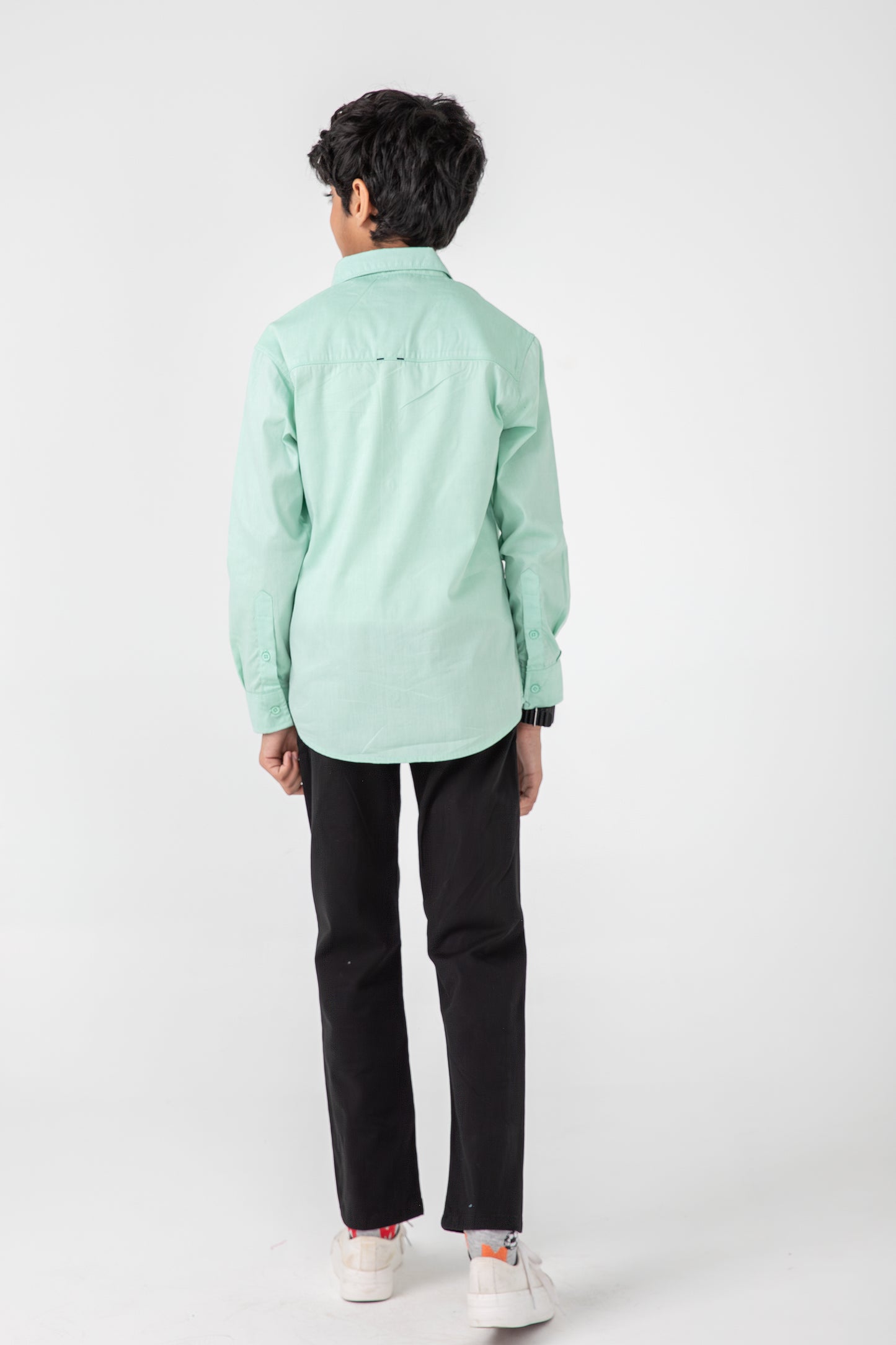 قميص شمبراي أخضر سادة للأولاد