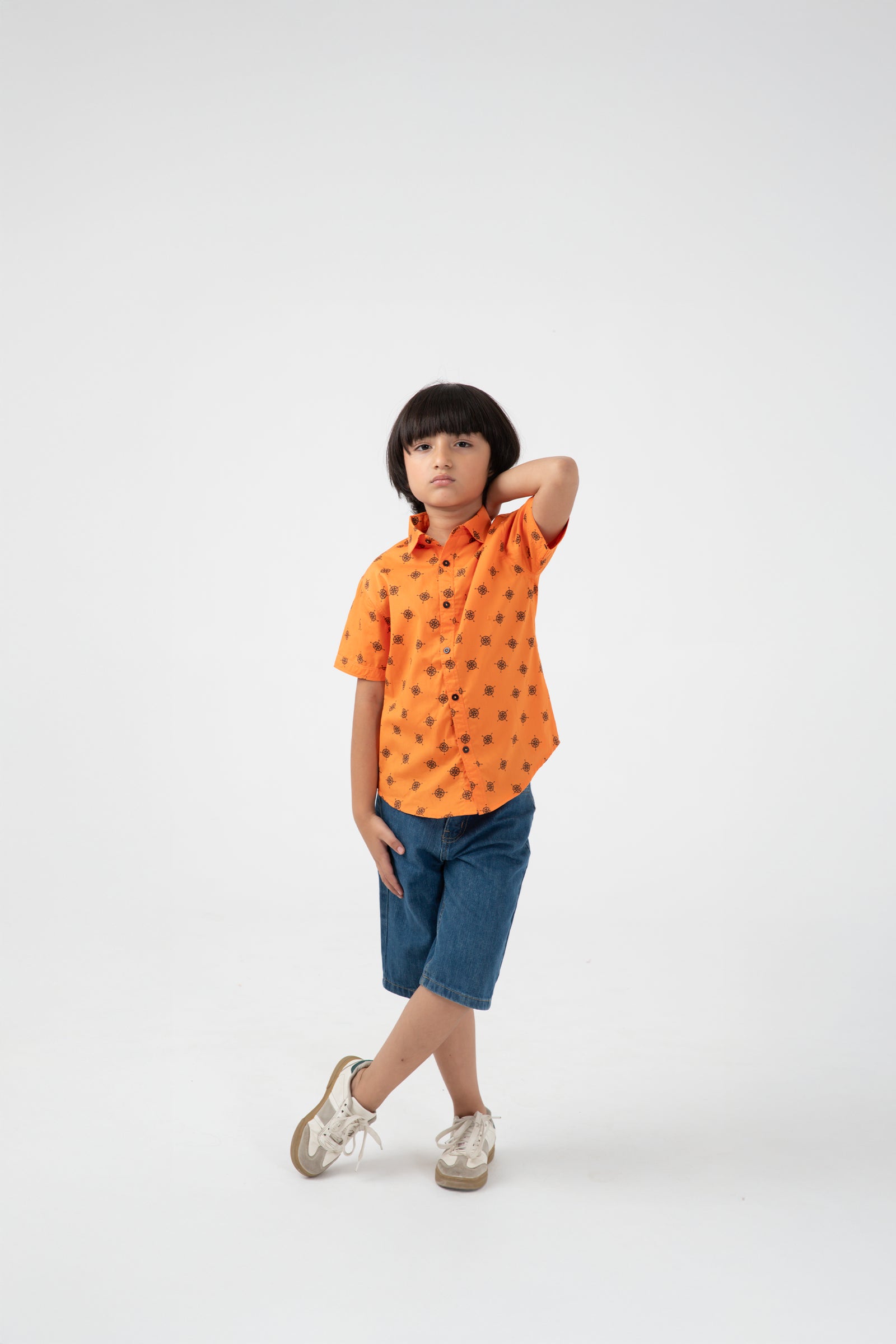 قميص برتقالي ببوصلة