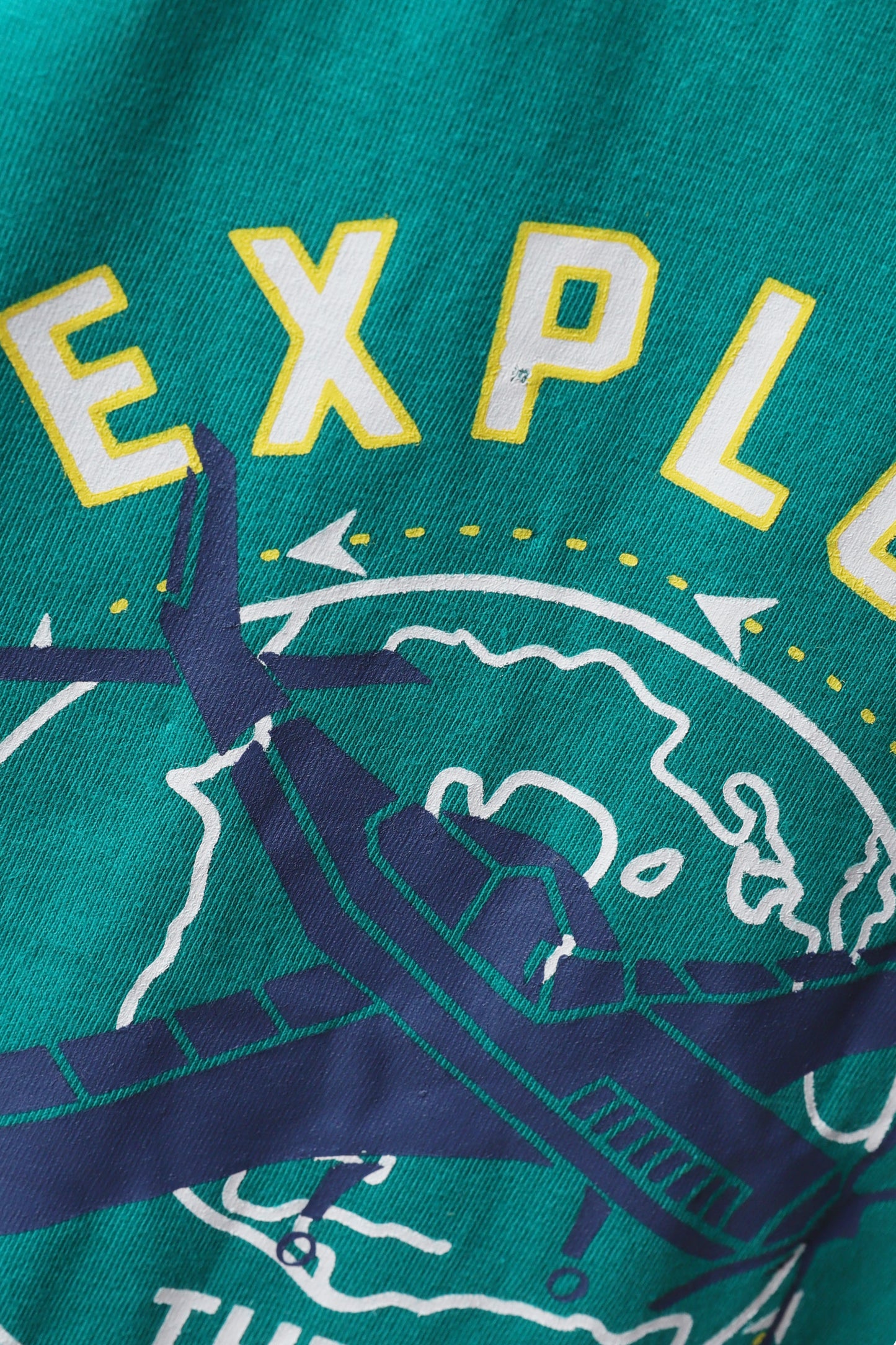 تيشيرت "استكشف العالم"