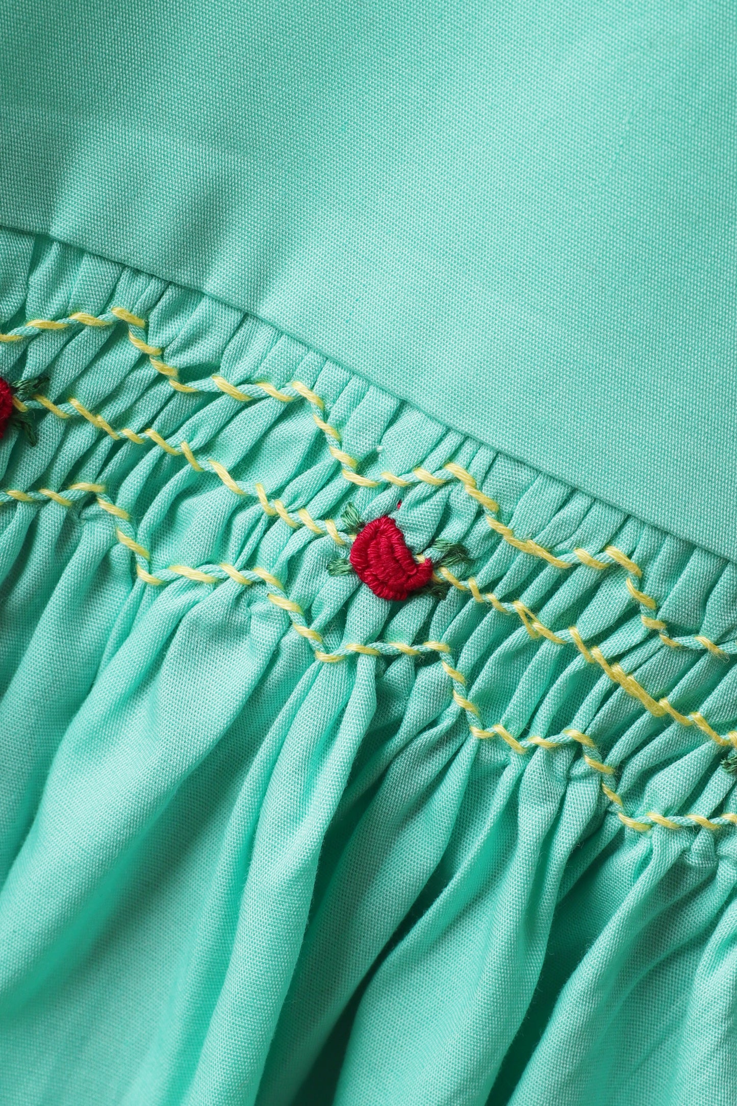 فستان نسائي بتصميم "نسيم البحر"