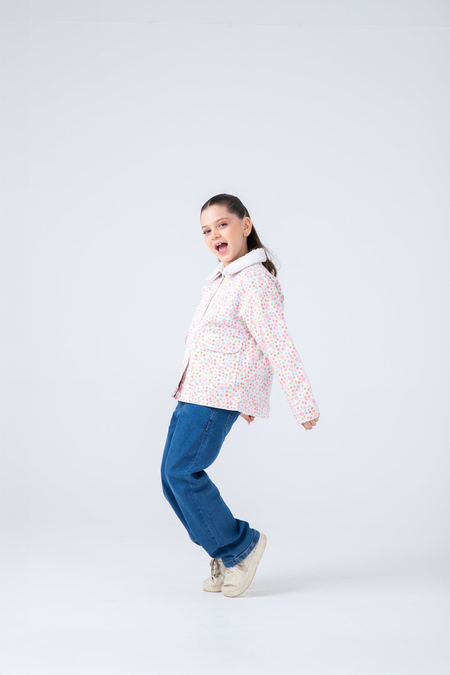 جاكيت تويل بنقشة زهور وبرية