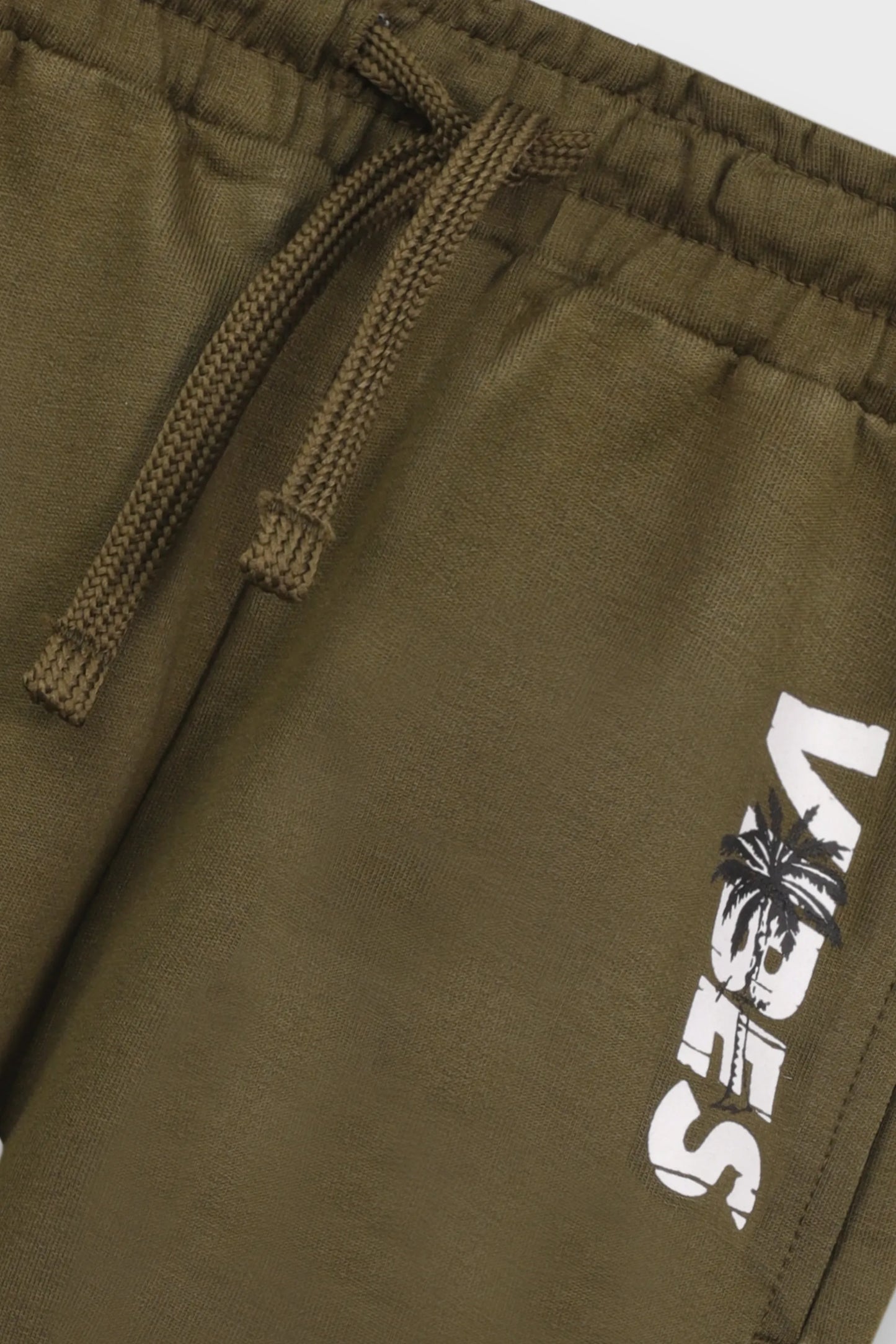 شورت مريح للأولاد باللونين الزيتي والأسود